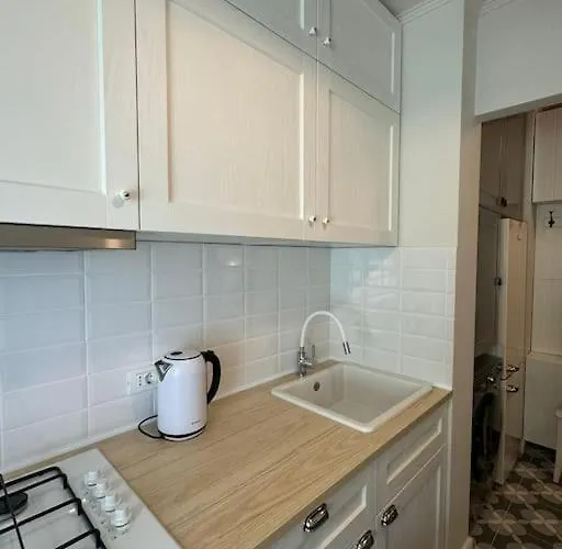 Апартаменти Bright & Stylish Cozy Studio Near Old Town Бухарест