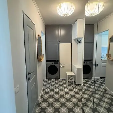 Apartment Luxury Near Square Bucharest